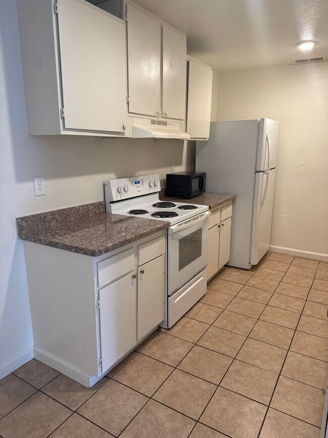 Foto del edificio - 8821-8823 Kelley Dr