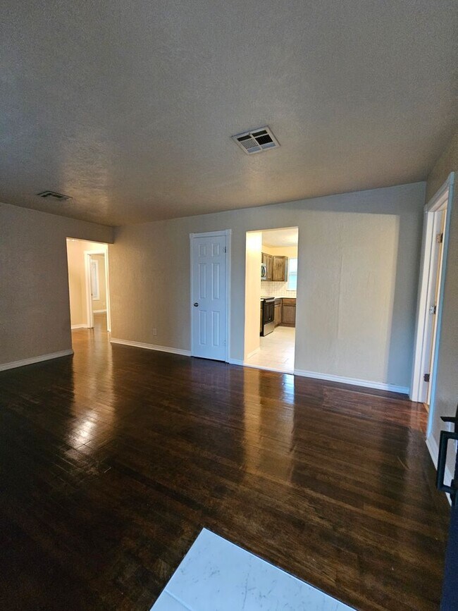 Building Photo - PRELEASING! (4) Bed/(2) Bath Close to Campus Avail Early June!