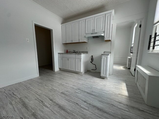 Building Photo - 526 Valley Brook Ave