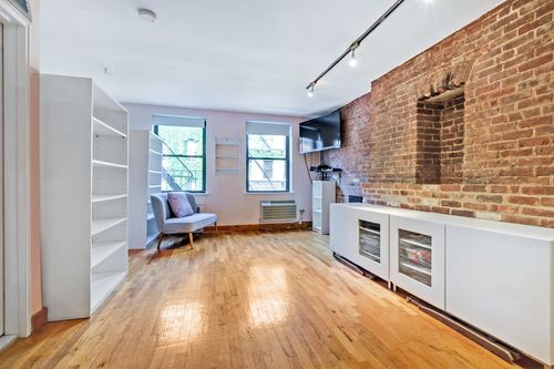 Building Photo - 250 W 15th St