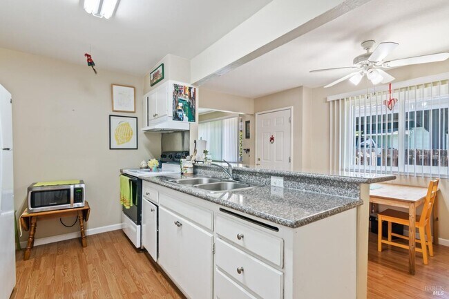 Foto del edificio - Single Story Benicia Duplex!