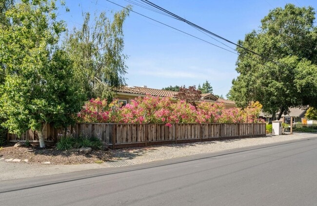 Building Photo - 672 Rosita Ave