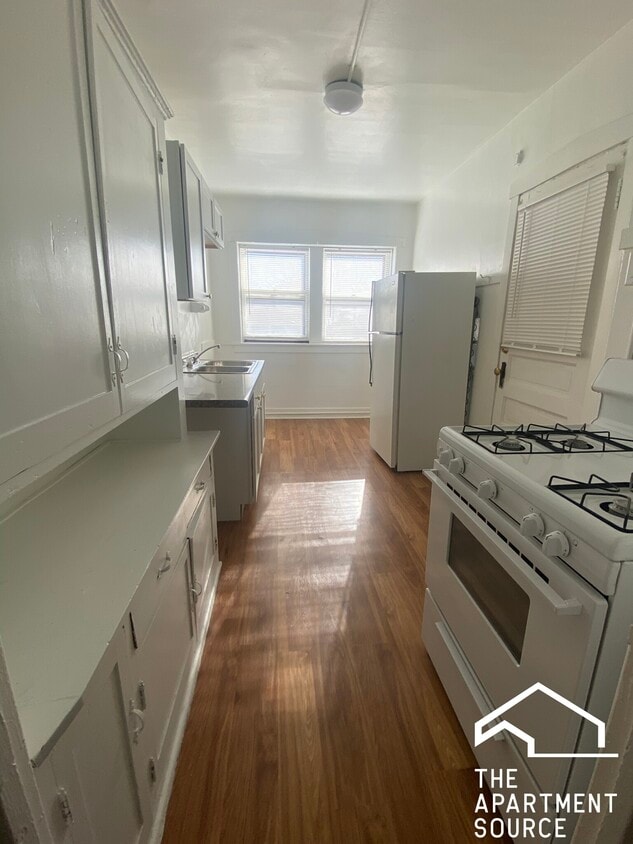 100 Lincoln Ave Unit 3E, Riverside, IL 60546 Condo for Rent in