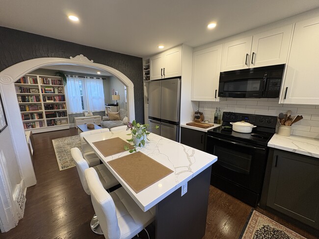 Building Photo - Inviting 3 Bedroom Home With 2 Parking Spots