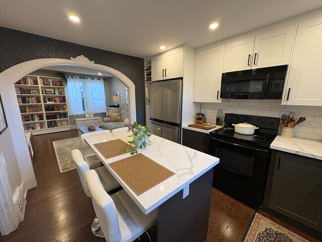 Photo du bâtiment - Inviting 3 Bedroom Home With 2 Parking Spots