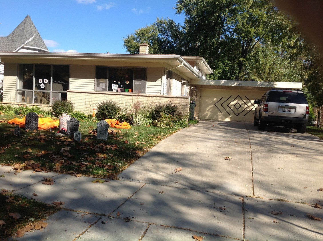 Primary Photo - 1415 N Vail Ave