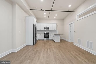 Building Photo - 30 W Broad St