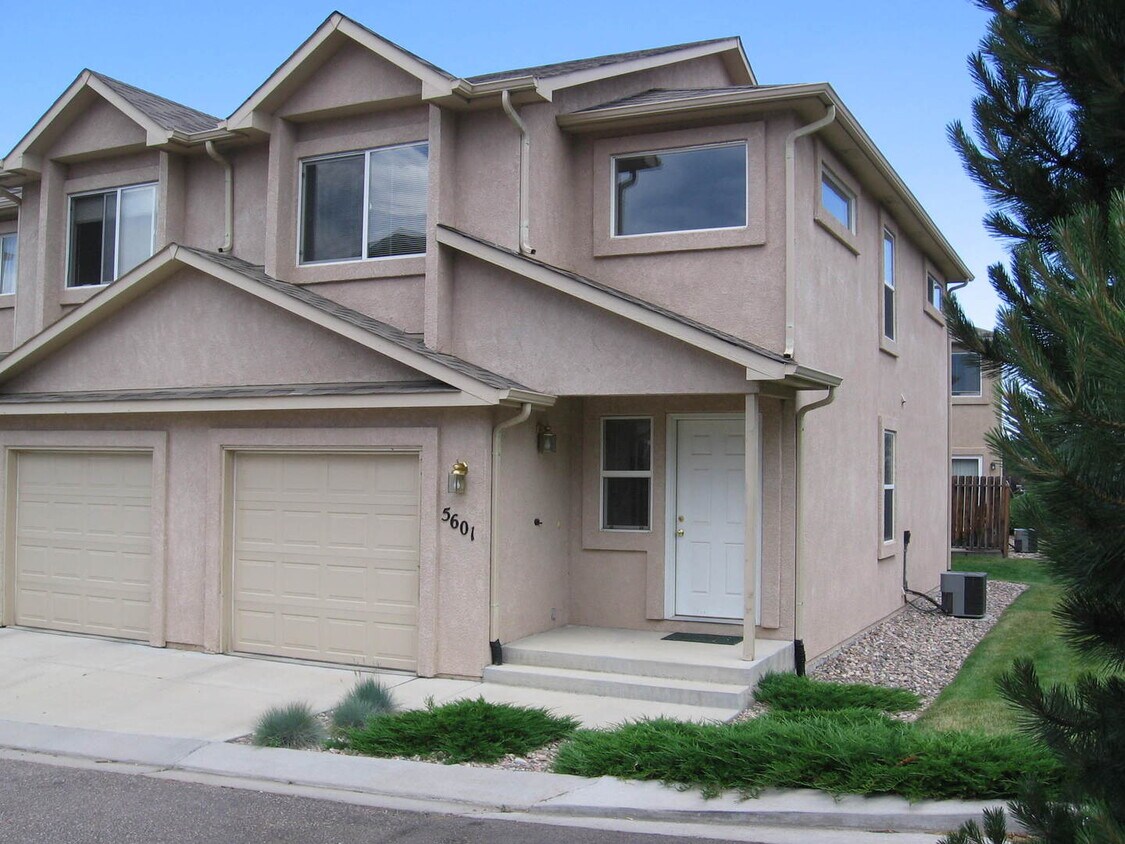 Foto principal - 3 BED/2.5 BATH TOWNHOME IN UNIVERSITY VILL...