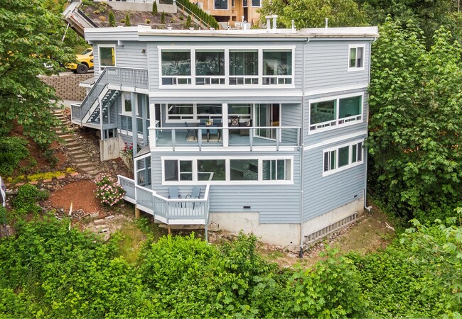 This is a custom built, luxury home in the Goat Hill community. - 11800 90th Ave NE