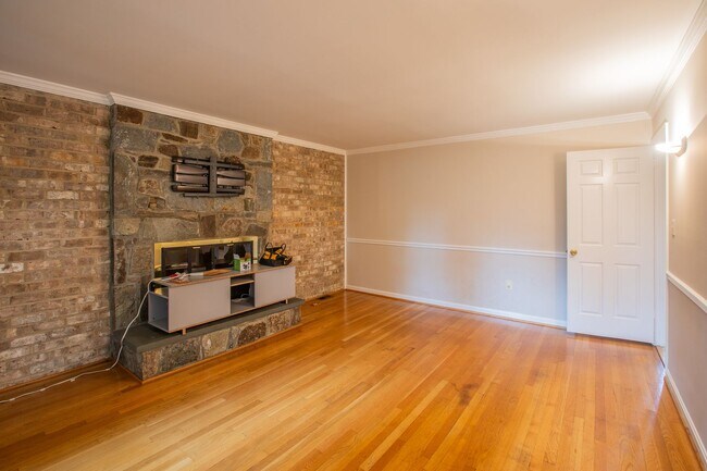 Foto del edificio - Spacious 5 BR/3.5 BA Single-Family Home in...