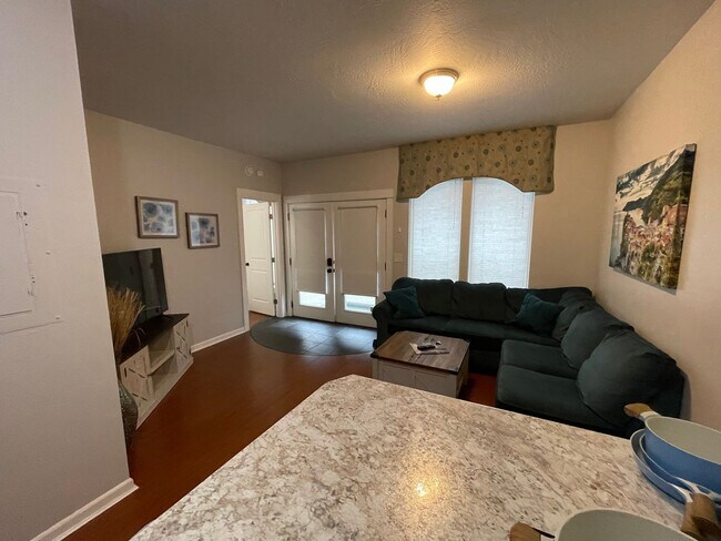 Foto del edificio - Zen Cottage: Spacious downtown suite complete with kitchenette, washer/dryer $300 Utility Fee