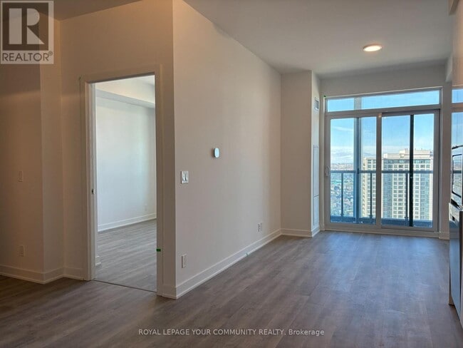 Photo du bâtiment - 30 Upper Mall Wy