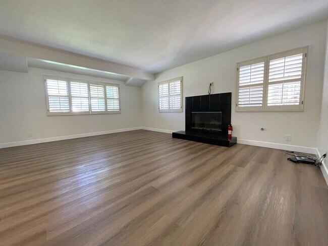 Building Photo - Spacious 4-Bedroom Home in Granada Hills: ...