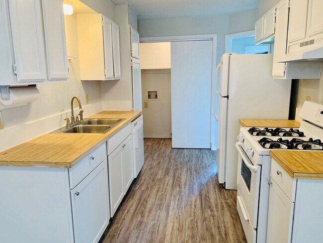 Building Photo - 2BD 2BA Duplex in NW OKC!!