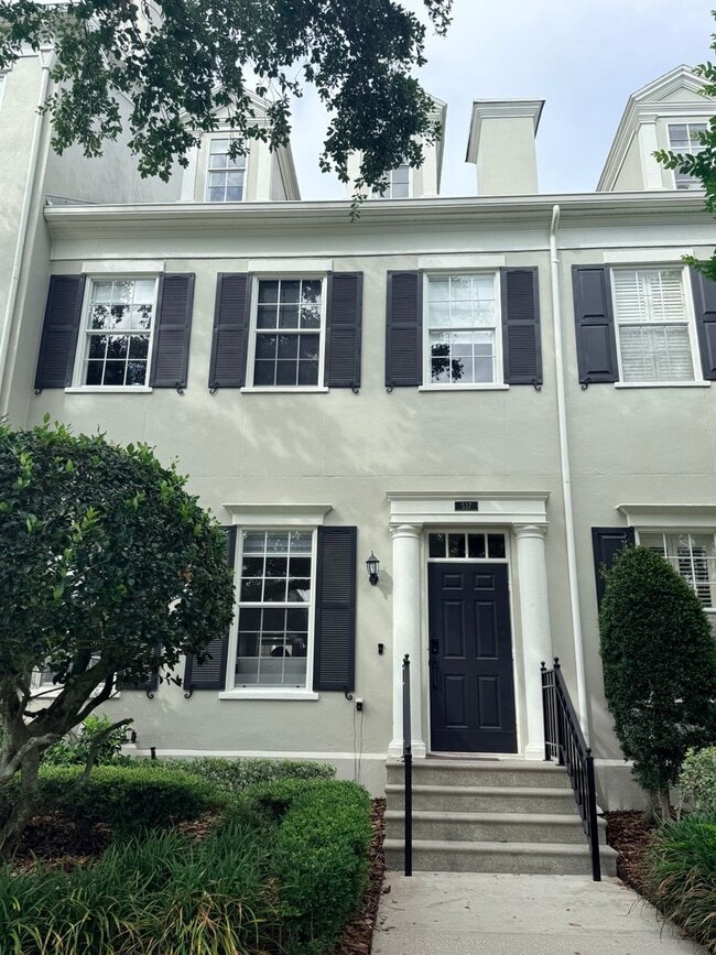 Building Photo - 537 Campus St