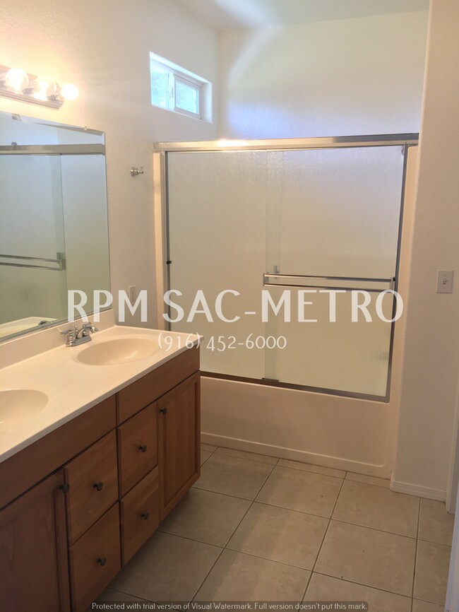 Building Photo - 2134 Meadowglen Ave