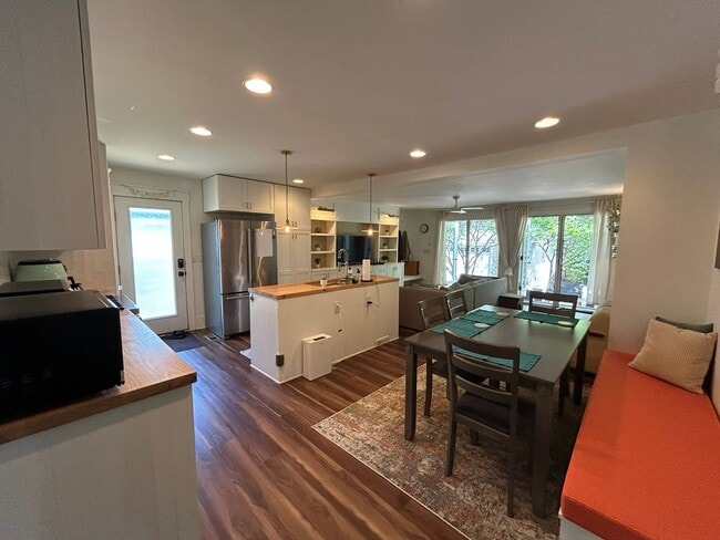Building Photo - Gorgeous updated furnished cottage!