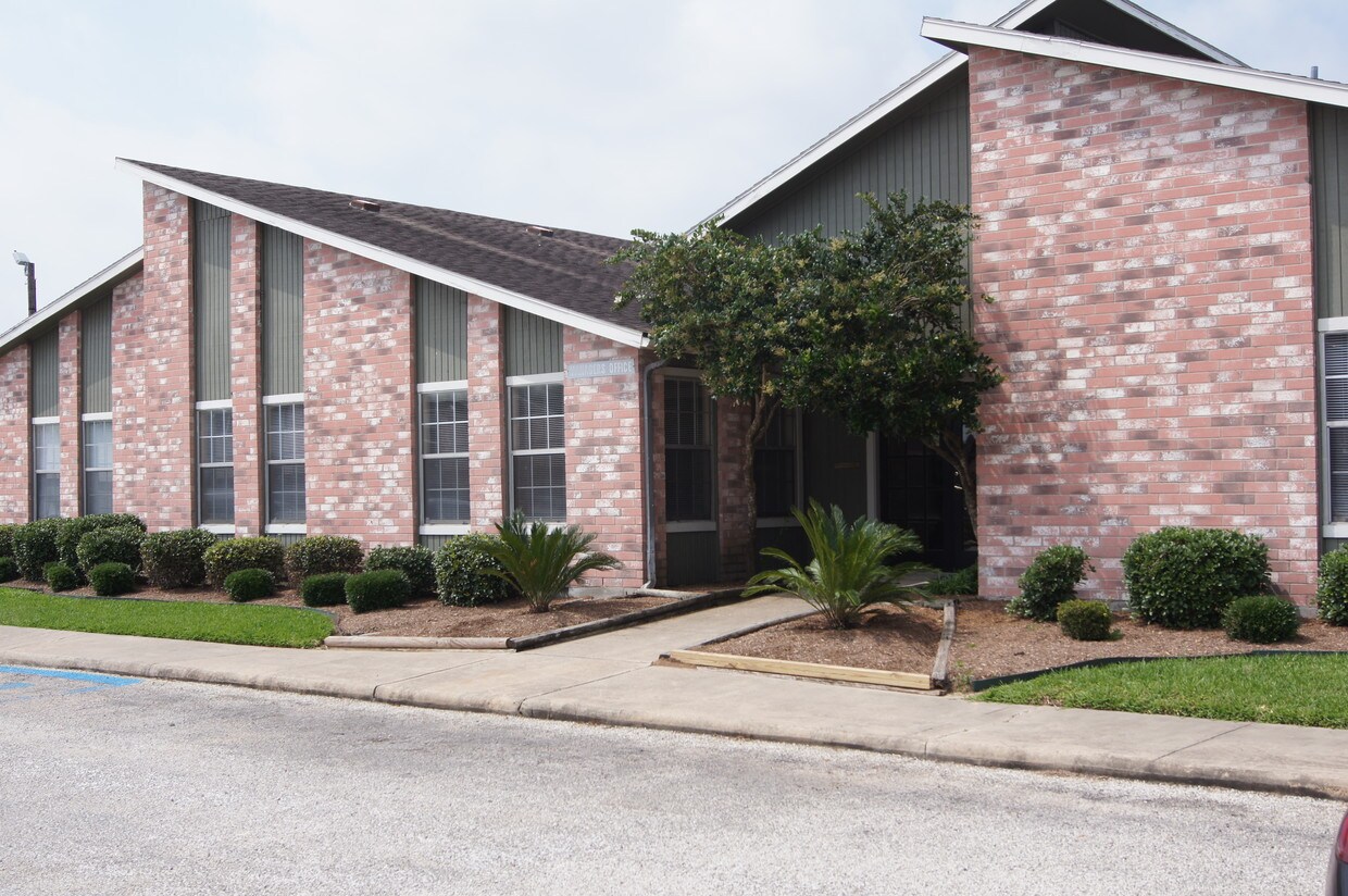 1400 N Wells St, Edna, TX 77957 Apartments in Edna, TX