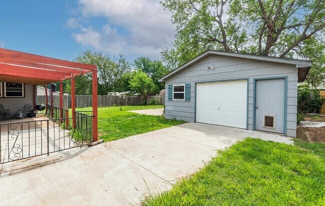 Foto del edificio - 4 bedroom home with 2 Garages, Finished Basement & Fenced Yard