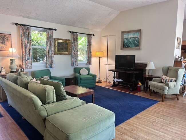 Building Photo - 16 N Great Hill Dr