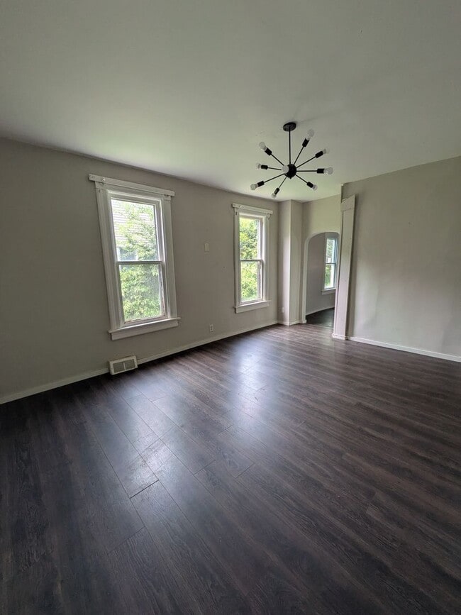 Building Photo - 2 bed 1 bath with 1st floor laundry and of...
