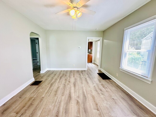 Building Photo - 2703 Narragansett Dr