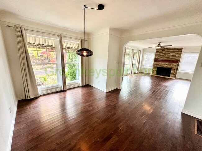 Foto del edificio - 4-Bedroom 2-Bathroom Mid-Century Ranch wit...