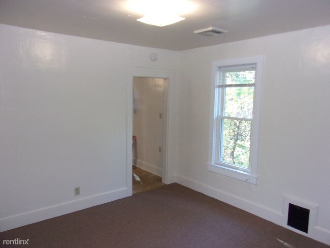 Building Photo - 2 br, 1 bath Apartment - 100 Harry L Dr