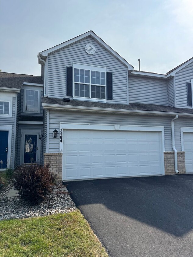 Primary Photo - 2BR+LOFT/2.5BA Townhouse- Great Shakopee l...