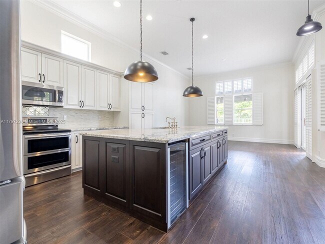 Foto del edificio - 2414 Deer Creek Rd
