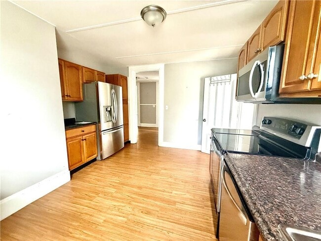 Building Photo - 571 Spring St