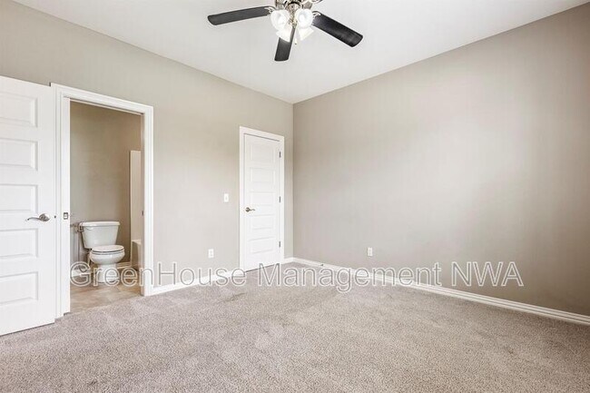 Building Photo - 3702 SW Mistletoe Ave