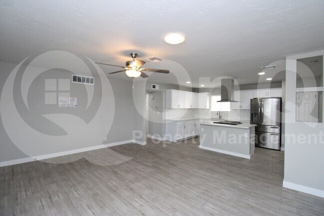 Foto del edificio - 523 N Kirchoff