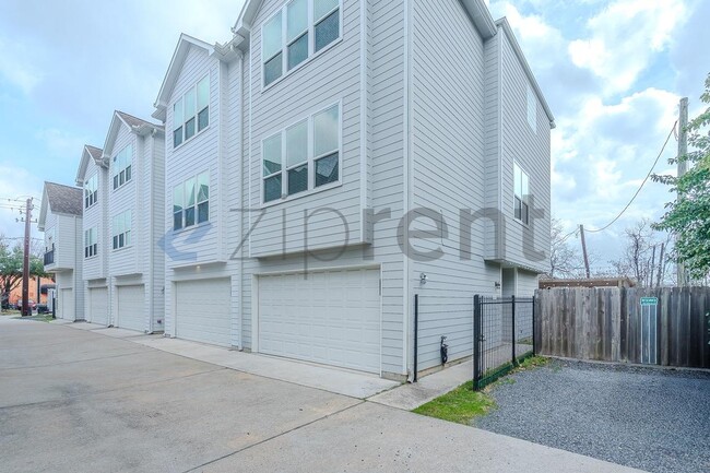 Building Photo - 850 W 20th St