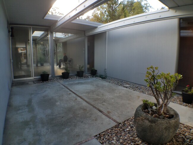 Building Photo - Eichler home near downtown Walnut Creek