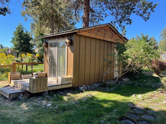 Foto del edificio - Deschutes Riverfront Home in Tumalo | 3 Bed + Office | Landscaping Included