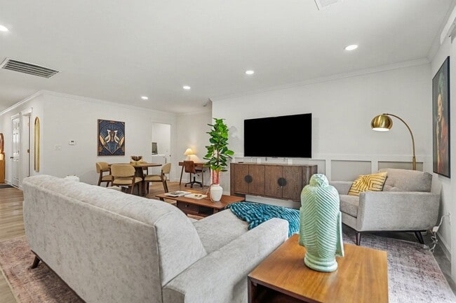 Photo - Stylish 4BR Getaway in Quiet Dayton Suburb House