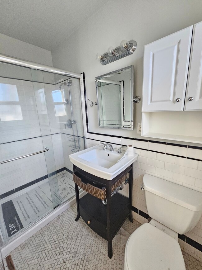 Building Photo - 819 Linden Ln