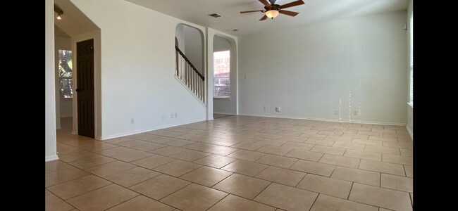 Foto del edificio - Spacious Three-Bedroom Home in Great Locat...