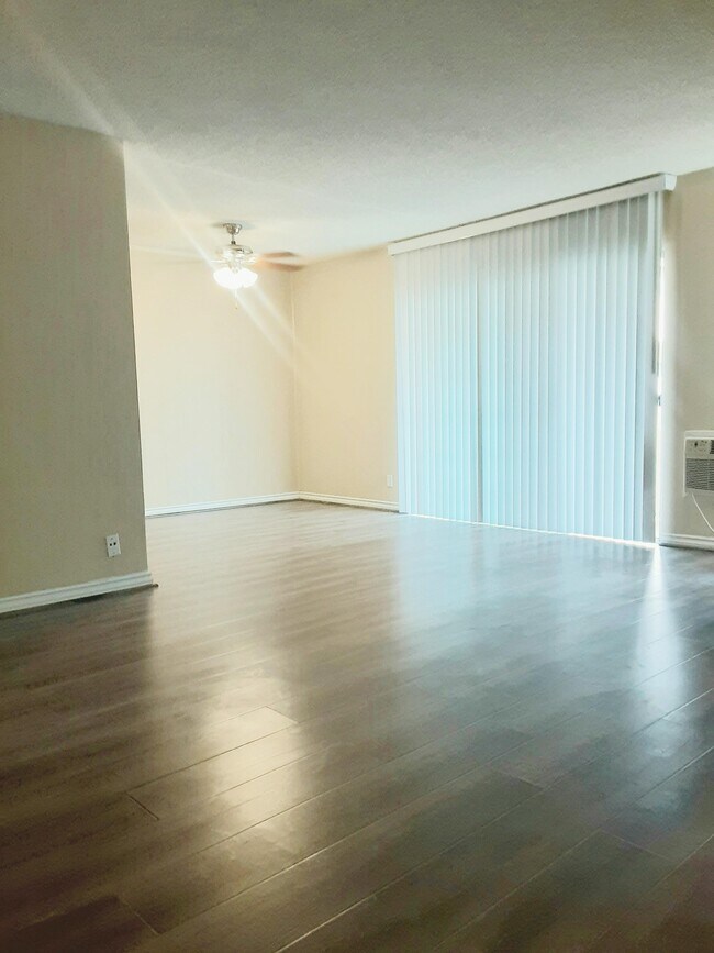 Building Photo - 14332 Riverside Dr