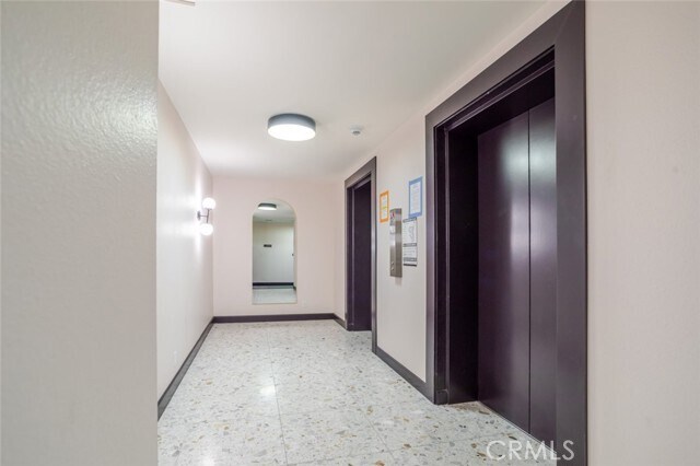 Foto del edificio - 321 S San Vicente Blvd