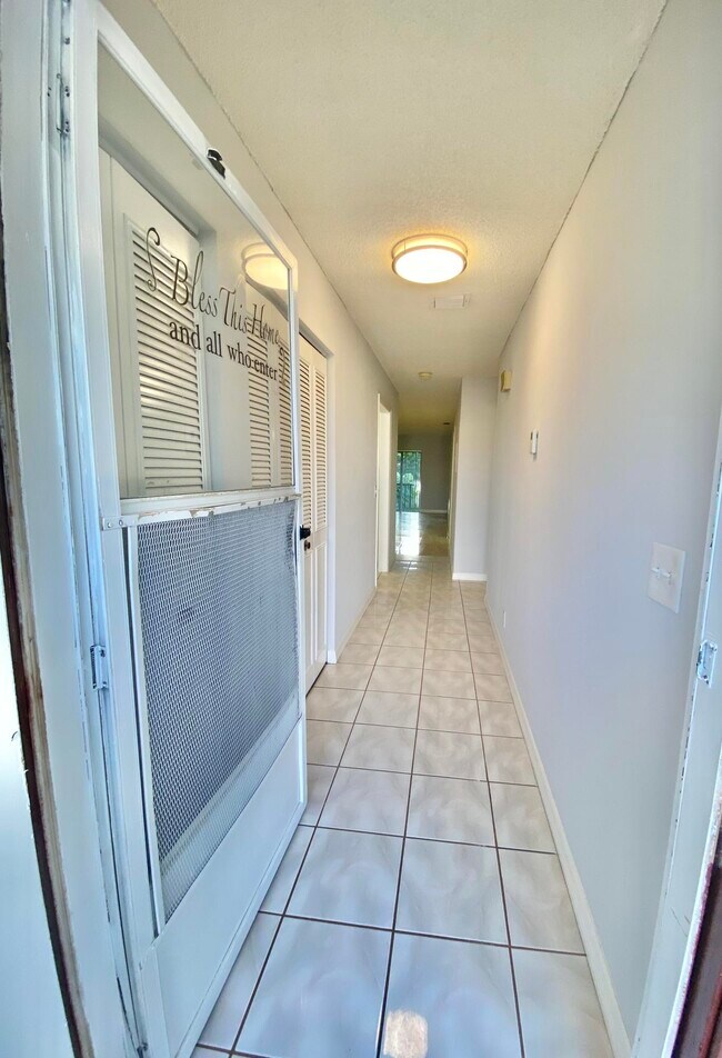 Foto del edificio - 5975 Forest Hill Blvd