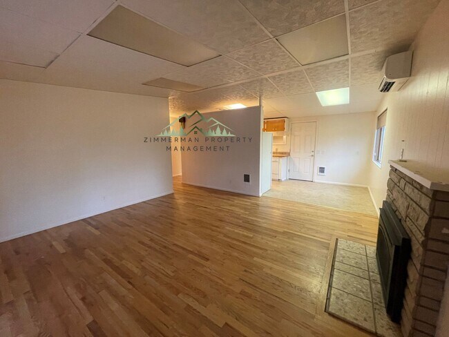 Building Photo - Quiet Friendly Street Neighborhood 3bd/1ba House