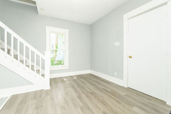 Building Photo - Bright Updated 5BD/2BA House in Akron