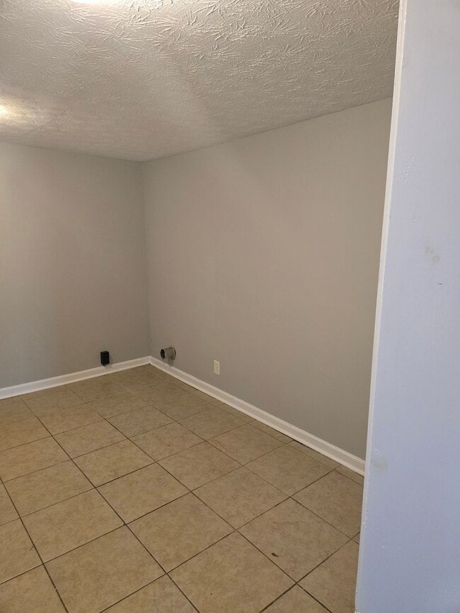 Building Photo - Available Now!  Affordable, Move-In Ready ...
