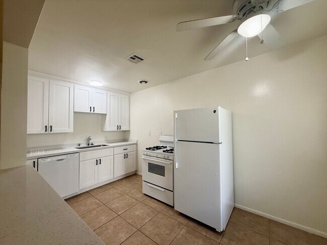 Foto del edificio - AVAILABLE NOW!! 1 Bedroom 1 Bathroom apartment in Palm Springs!!  MOVE IN SPECIAL!! HALF OFF ONE ...