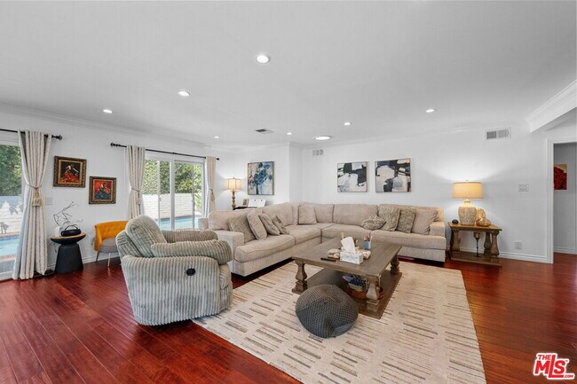 Foto del edificio - 5739 Cahill Ave