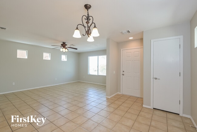 Building Photo - 10621 E Singing Canyon Dr