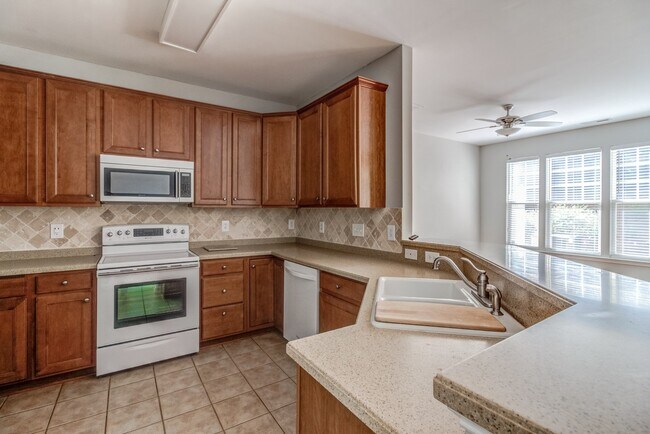 Foto del edificio - Beautiful 3 Bedroom Townhouse in Desirable...