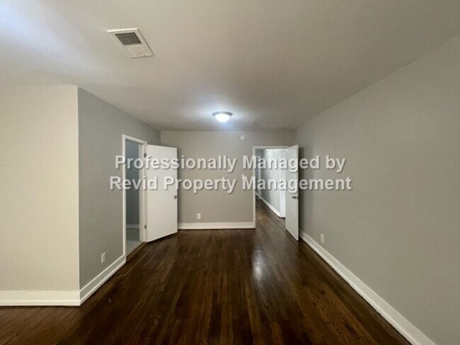 Building Photo - Newly Renovated Huge 4 Bedroom Home!!